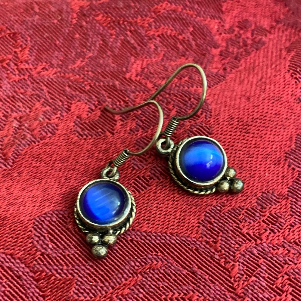 Vintage 80s Silver Tone & Blue CatsEye Earrings